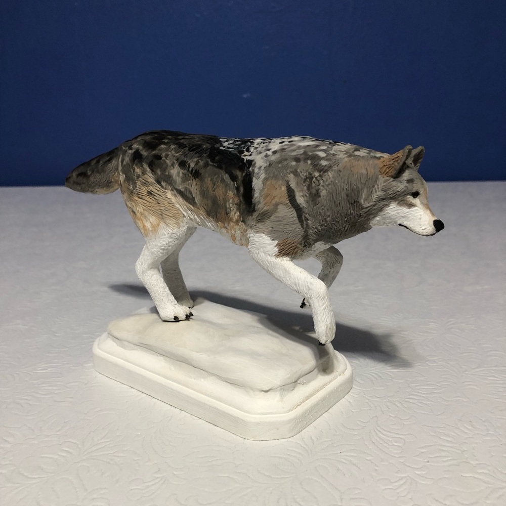 Here’s a polymer wolf running through the snow.